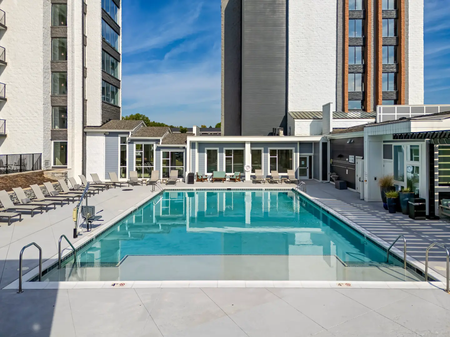 67954c04e282f9bf5eae7d64_the-view-outdoor-pool-1440